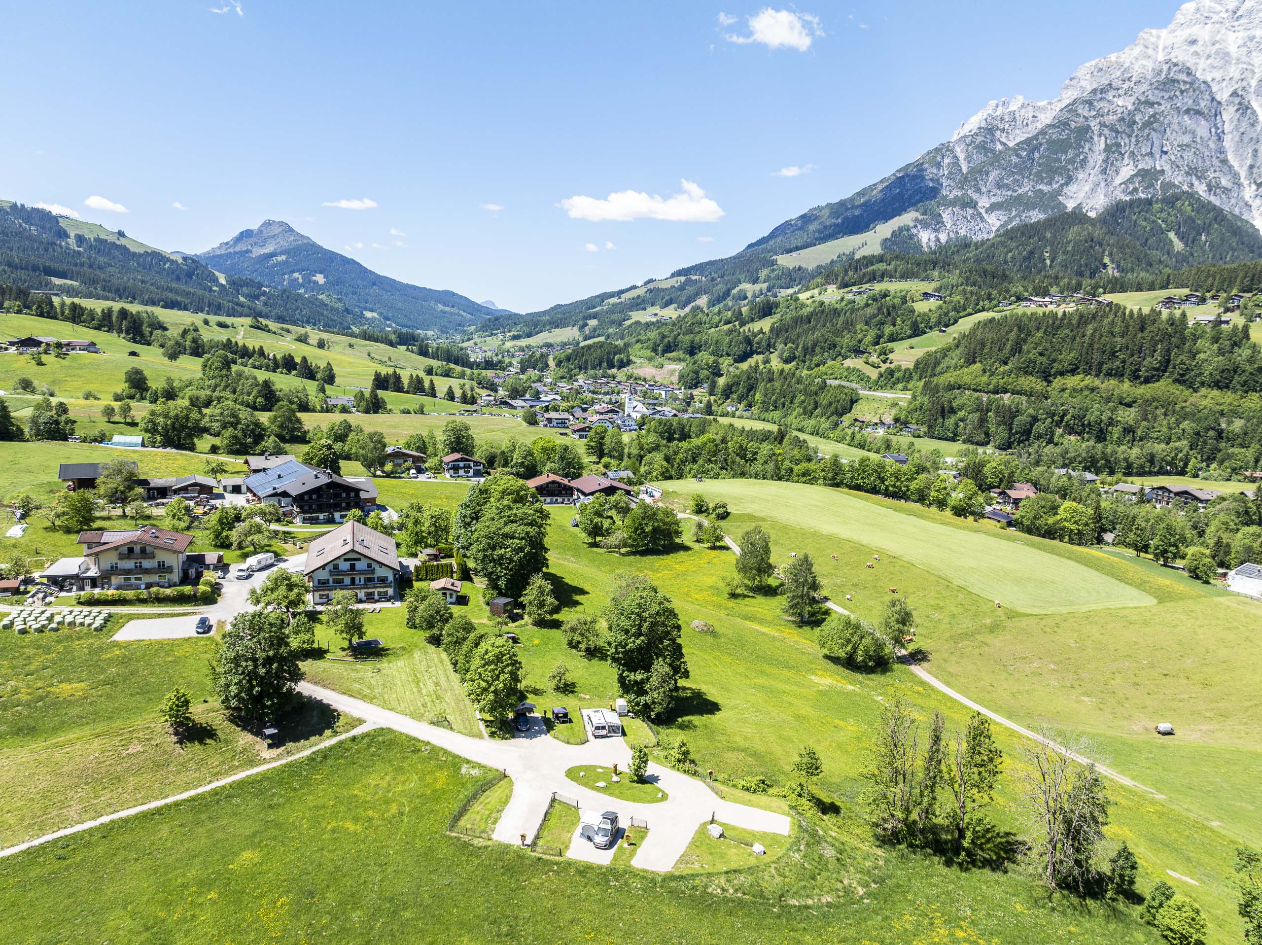 Camperplatzl Leogang mit weitem Blick ins Tal