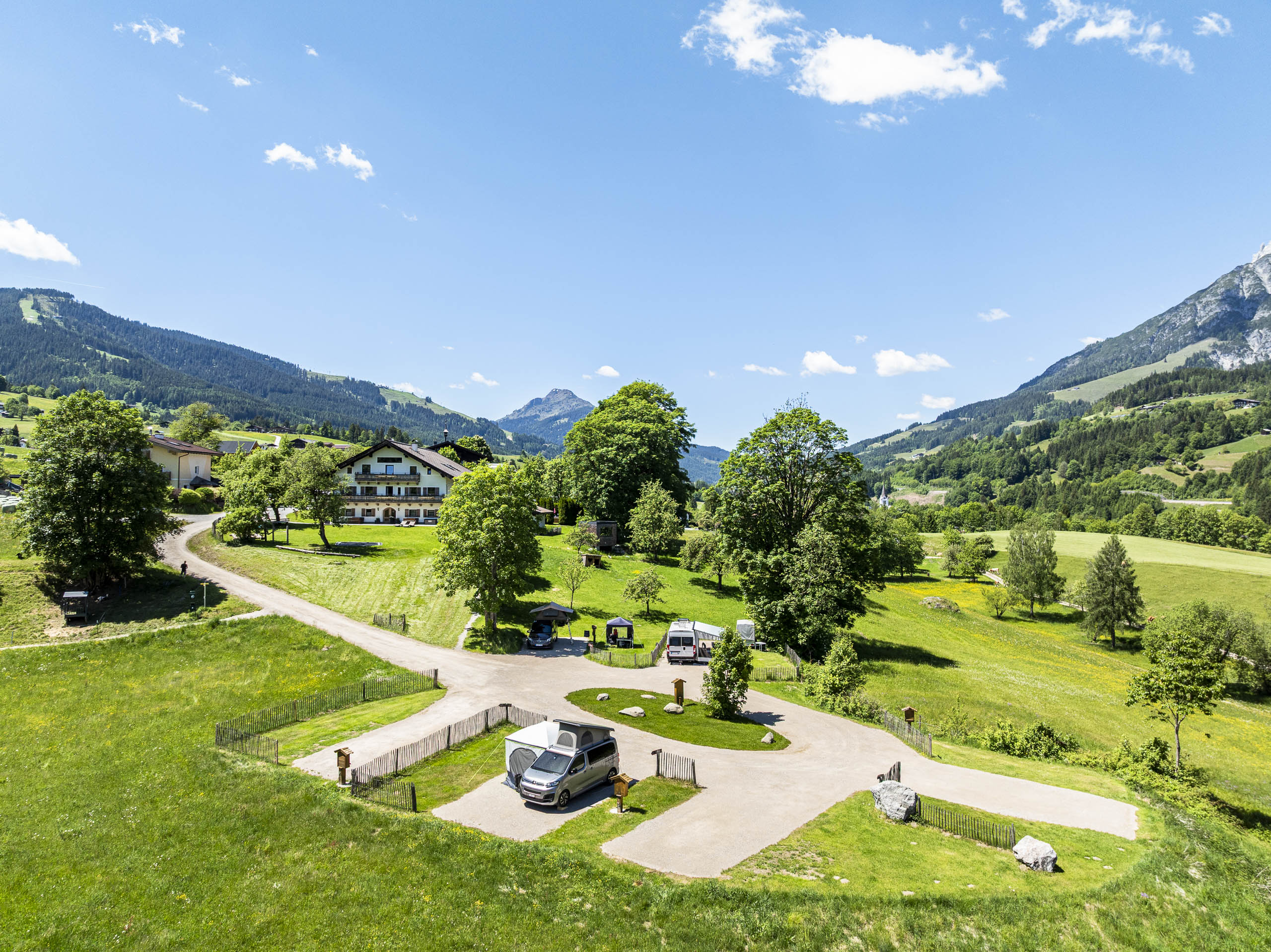 Wohnmobilstellplätze am Camperplatzl Leogang mit Bergblick