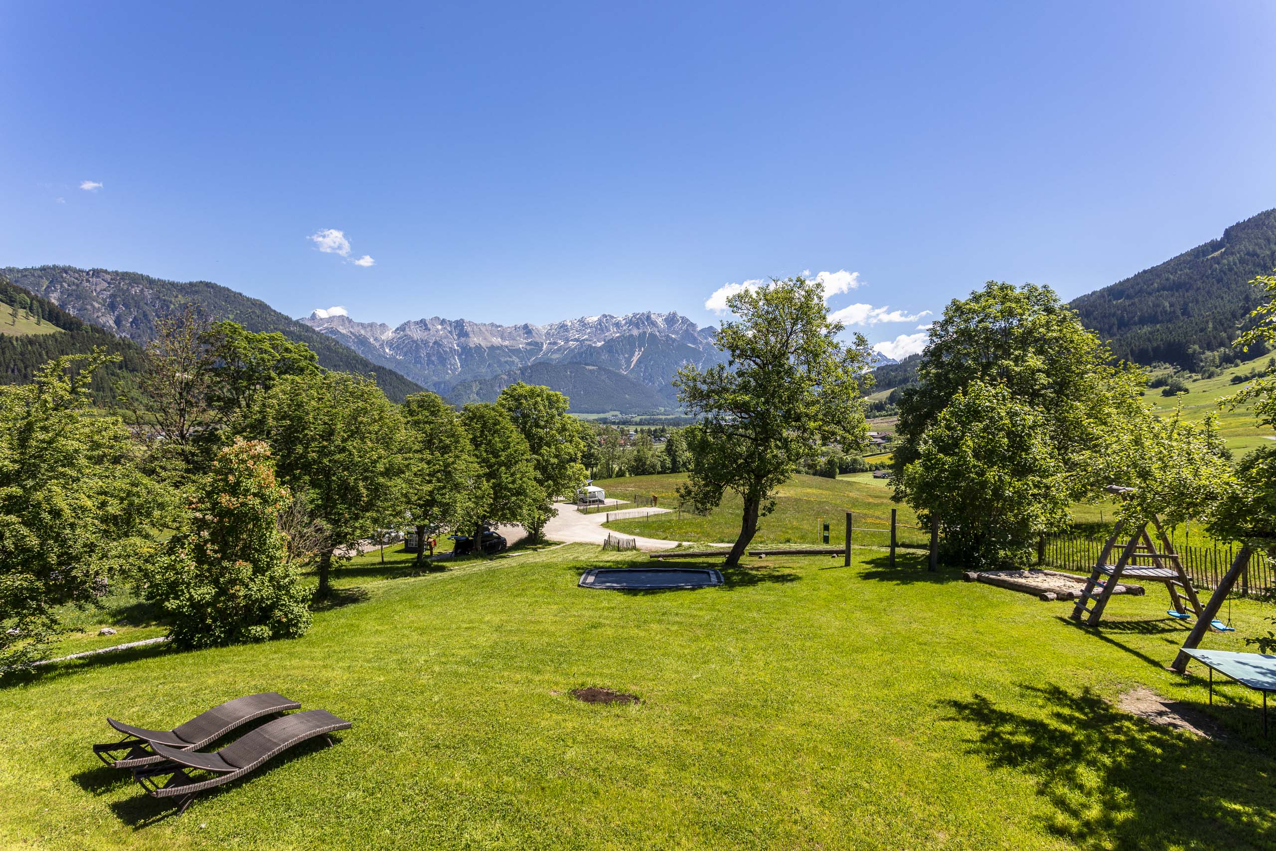 Grüne Gartenanlage am Camperplatzl mit Bergblick