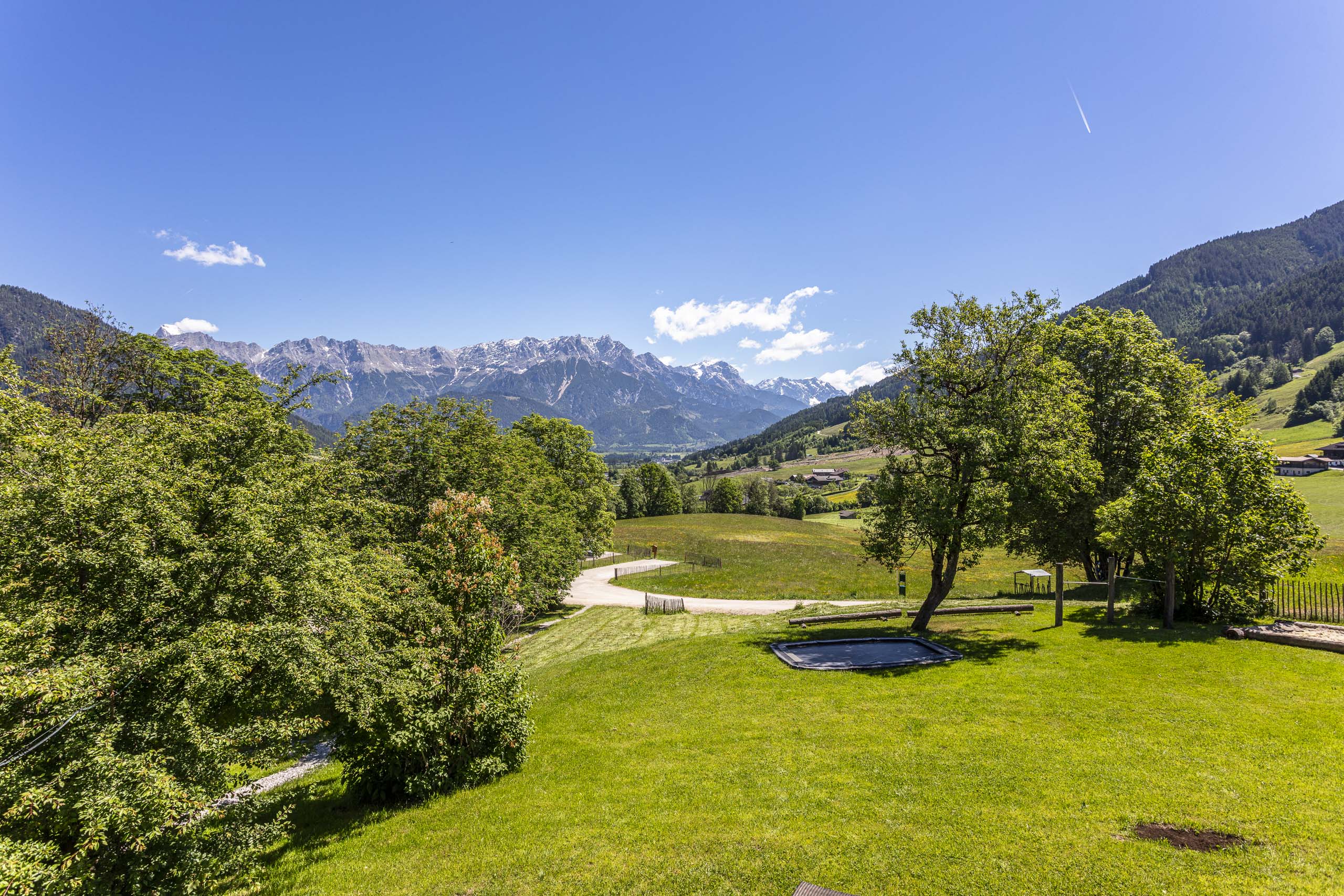 Grüne Freiflächen und Trampolin am Camperplatzl