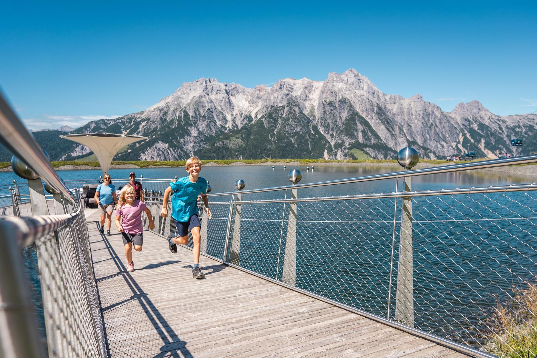 Kinder am Bergsee Stille Wasser am Asitz vor den Leoganger Steinbergen