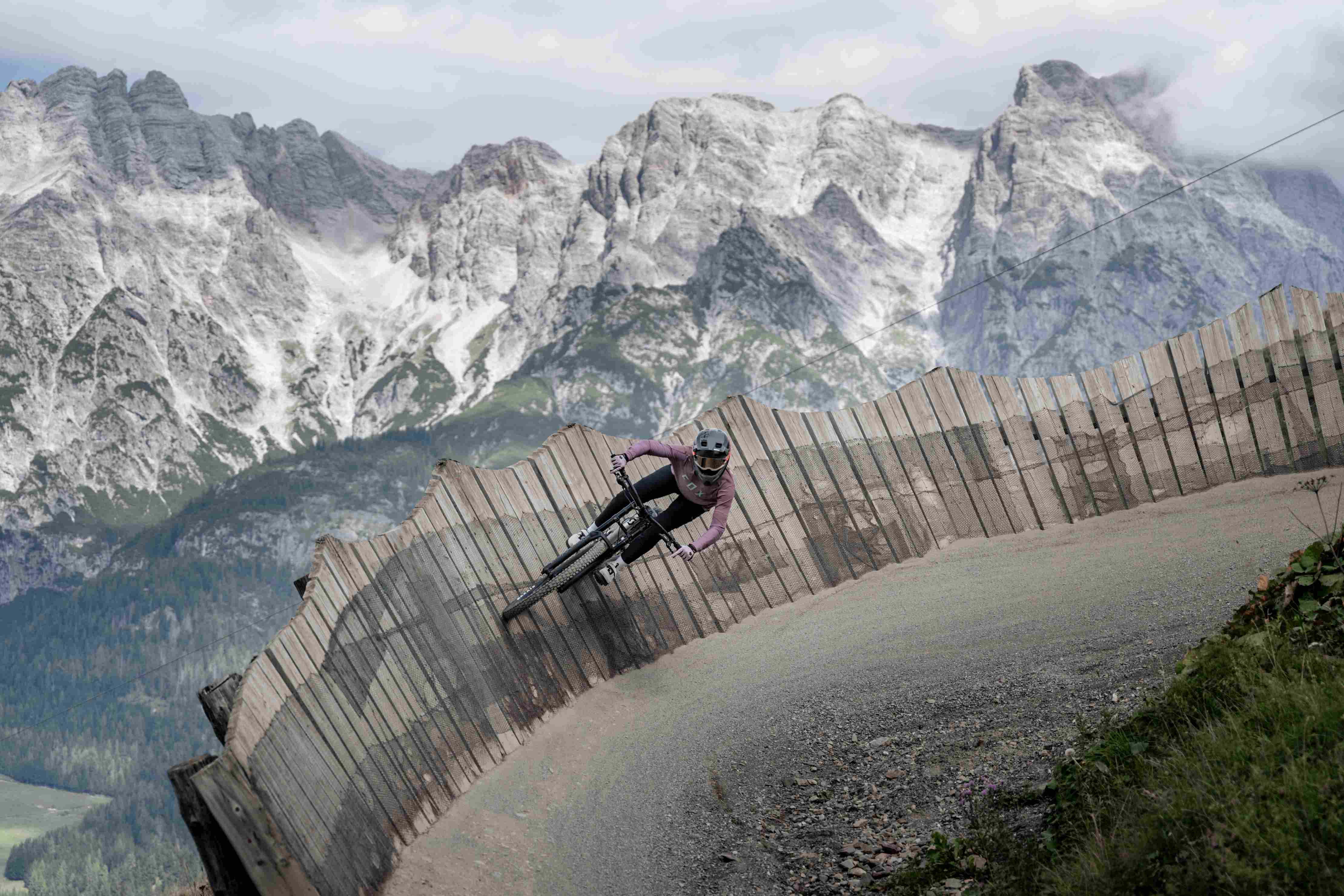 Mountainbiker im Epic Bikepark Leogang vor den Leoganger Steinbergen