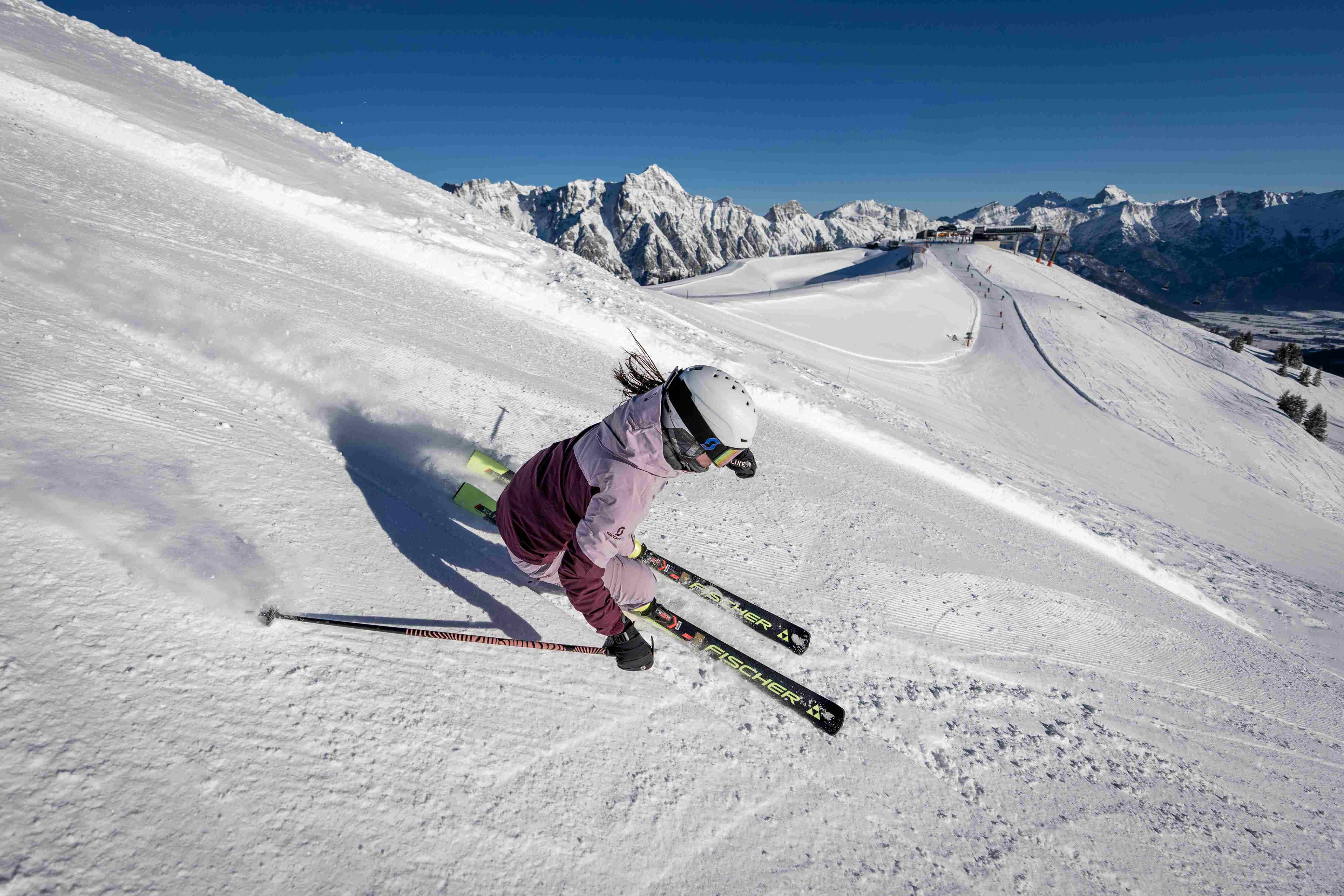 Skifahren auf sonnigen Pisten im Skicircus Leogang