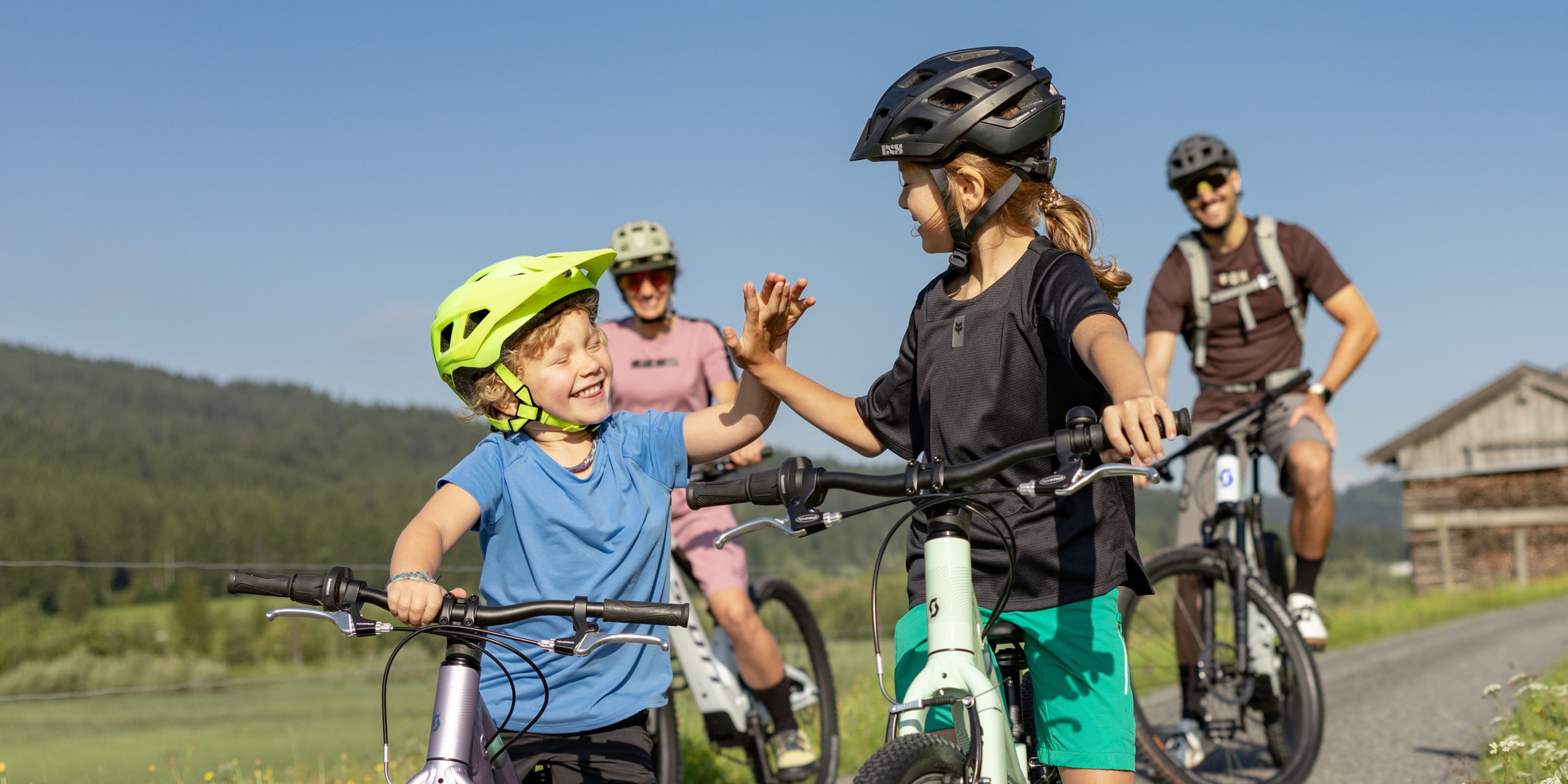 Gemeinsame Radtour einer Familie in Leogang – Foto Andreas Putz