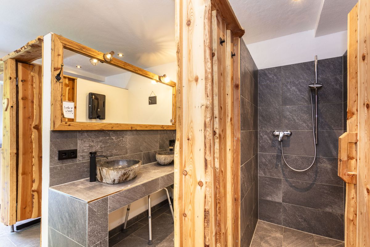 Beheizter Sanitärbereich mit Dusche und WC am Camperplatzl Leogang