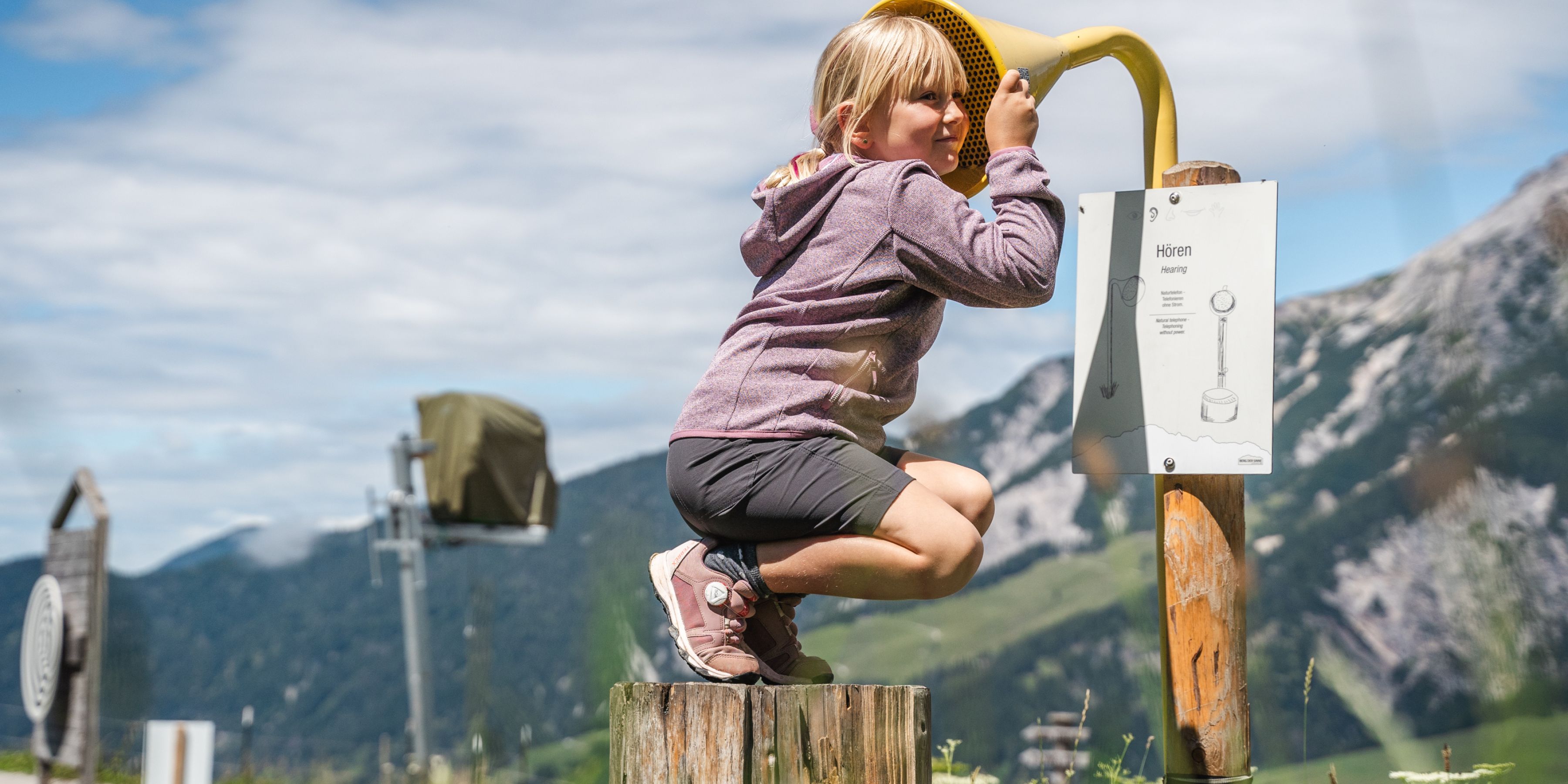 Kind an der Hörstation im Sinnepark am Asitz in Leogang