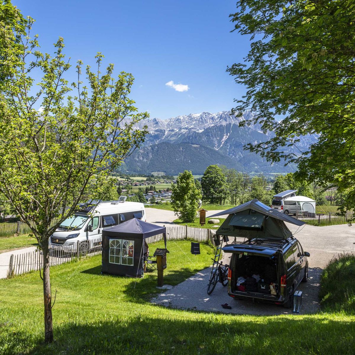 Wohnmobile auf grünen Stellplätzen am Camperplatzl Leogang
