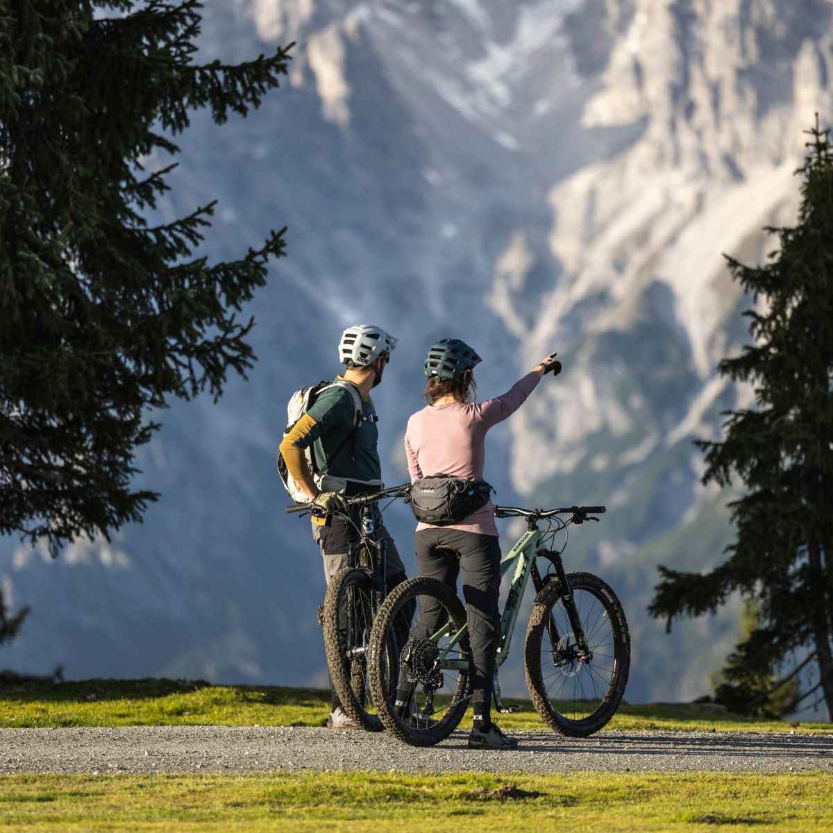 Mountainbiker genießen den Blick auf die Leoganger Steinberge