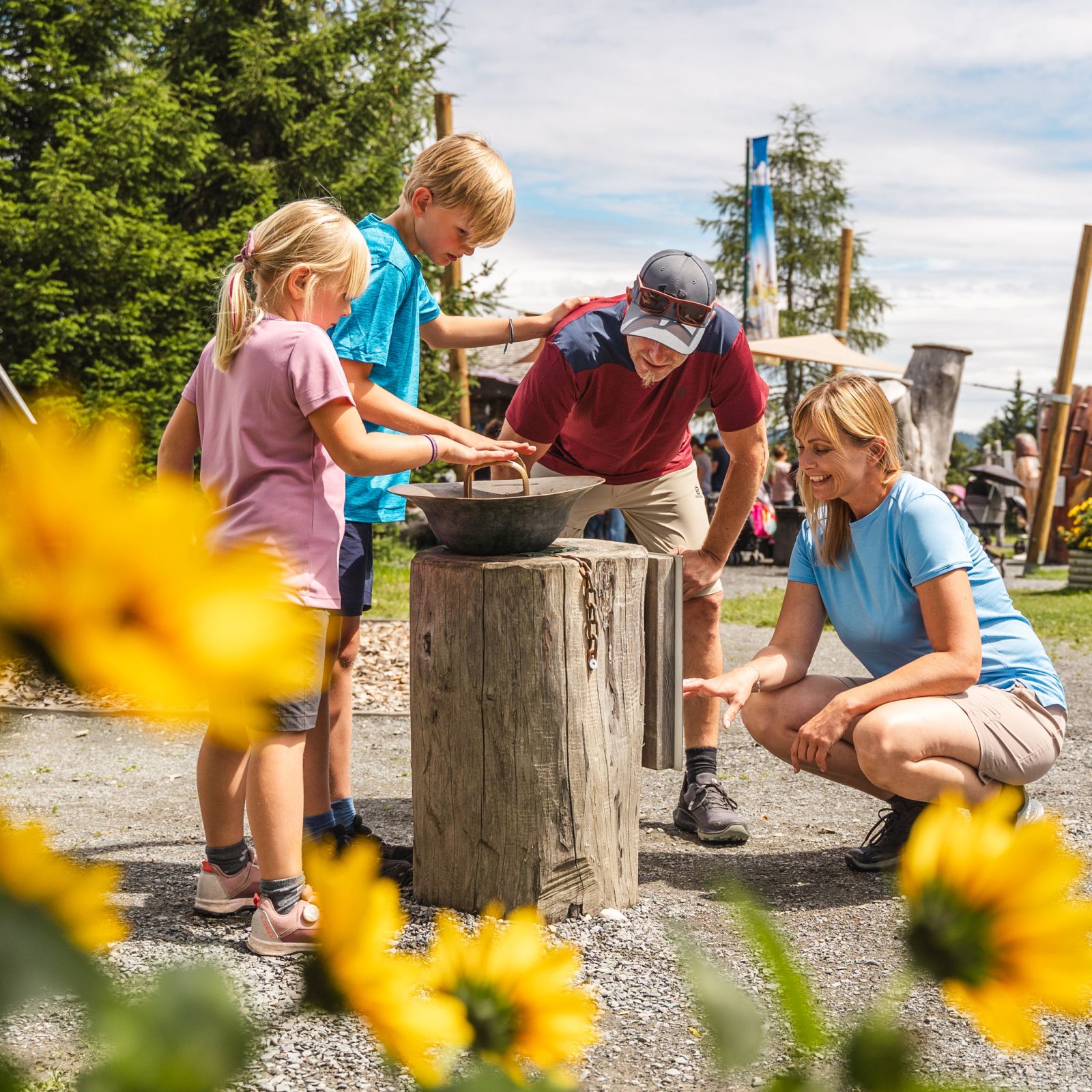 Familie entdeckt Wasserspiele am Berg der Sinne am Asitz – Foto Michael Geißler