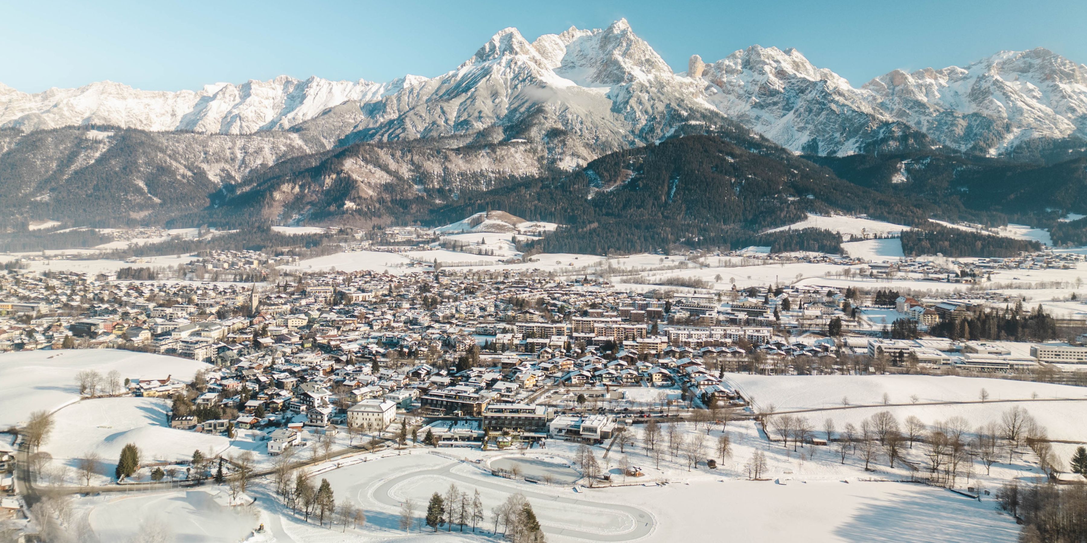 Winterlicher Panoramablick über Saalfelden zu den Bergen