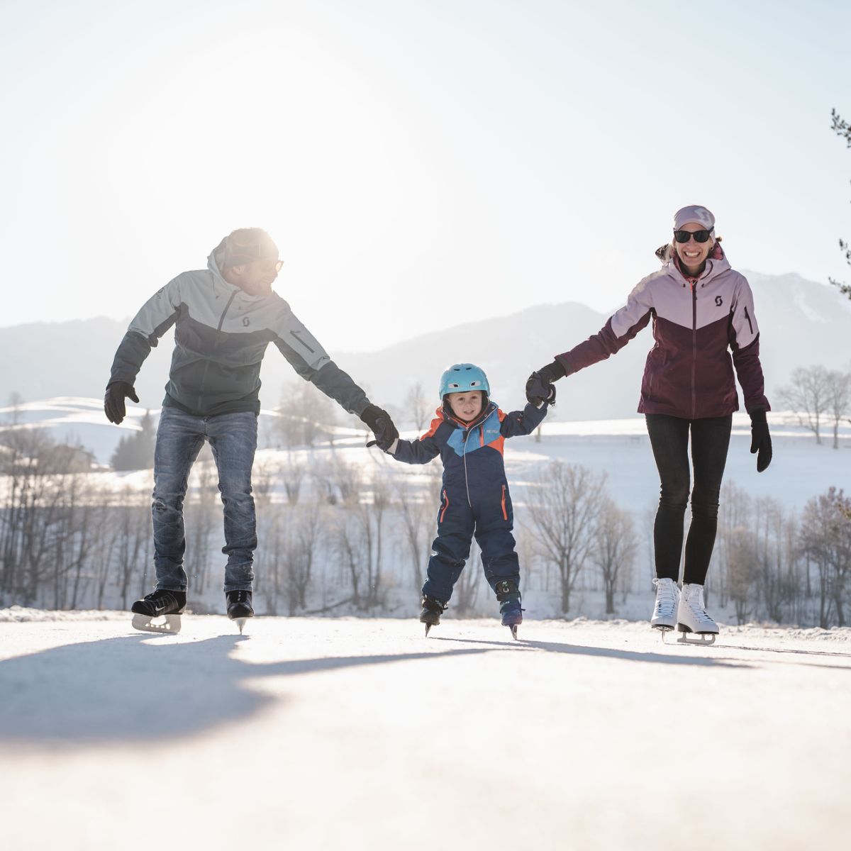 Familie beim Eislaufen am winterlichen Ritzensee