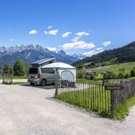 Sonnige Sitzplätze vor dem Pöchtlhof