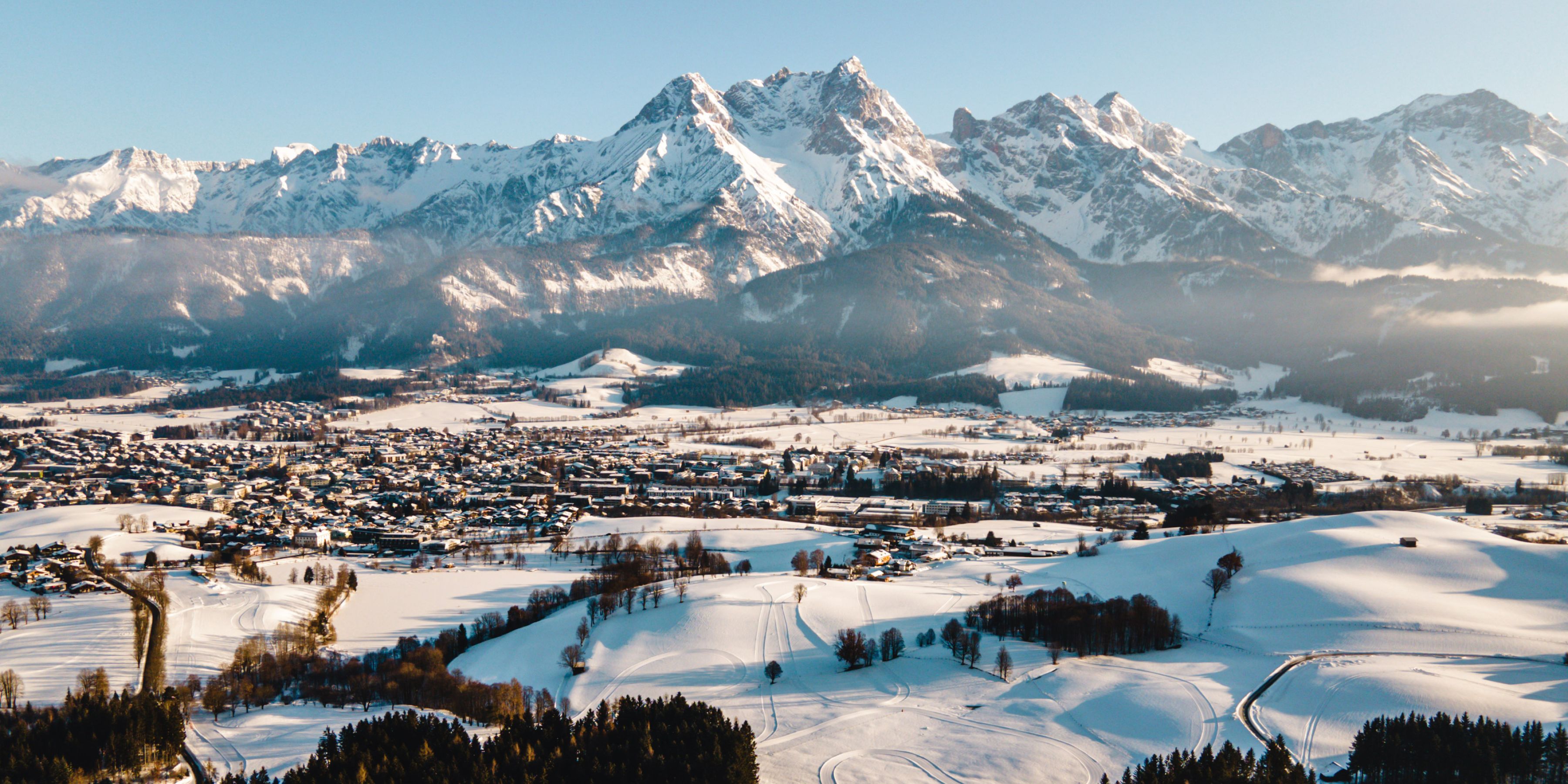 Verschneiter Ritzensee und Winterlandschaft in Saalfelden