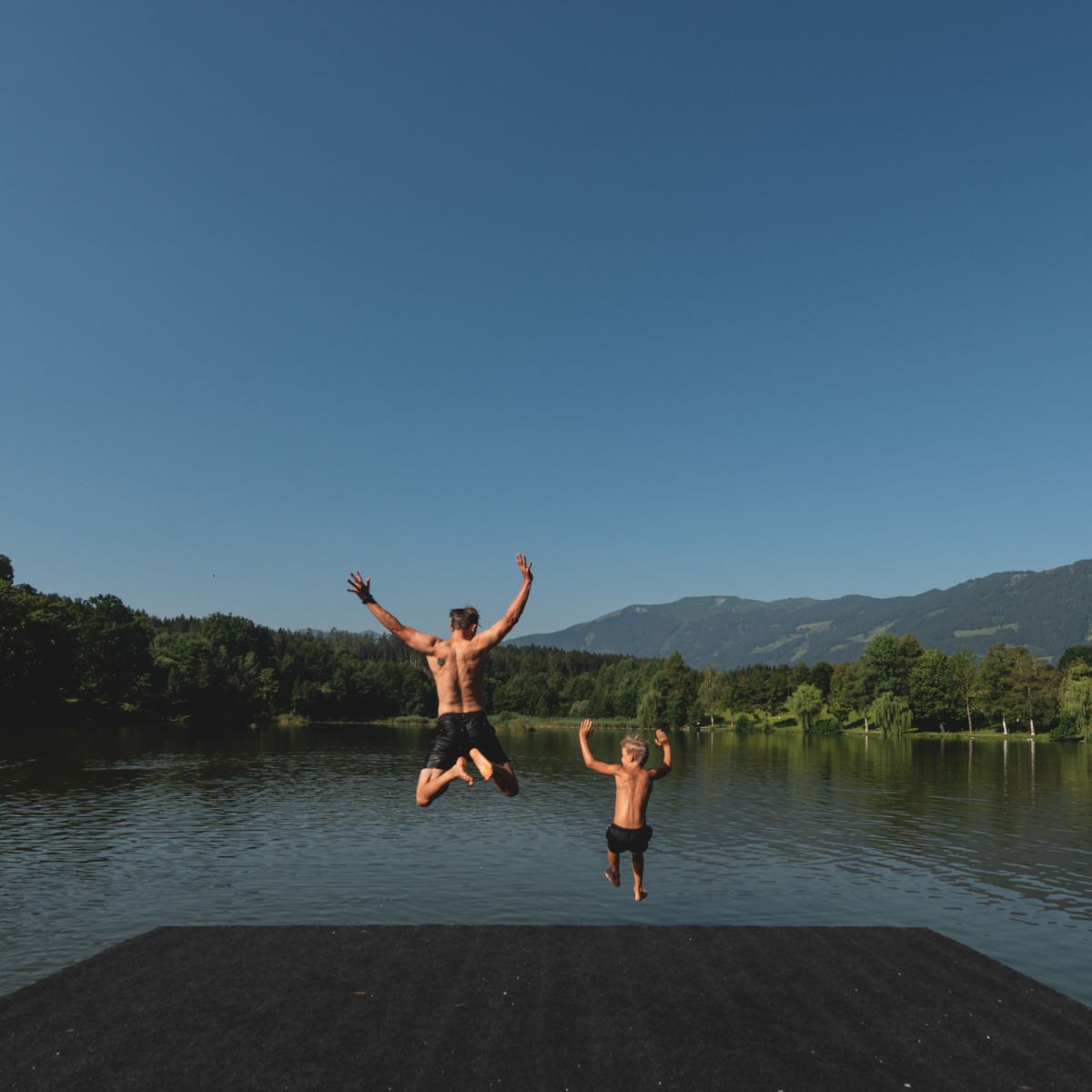 Kinder beim Baden am Ritzensee in Saalfelden