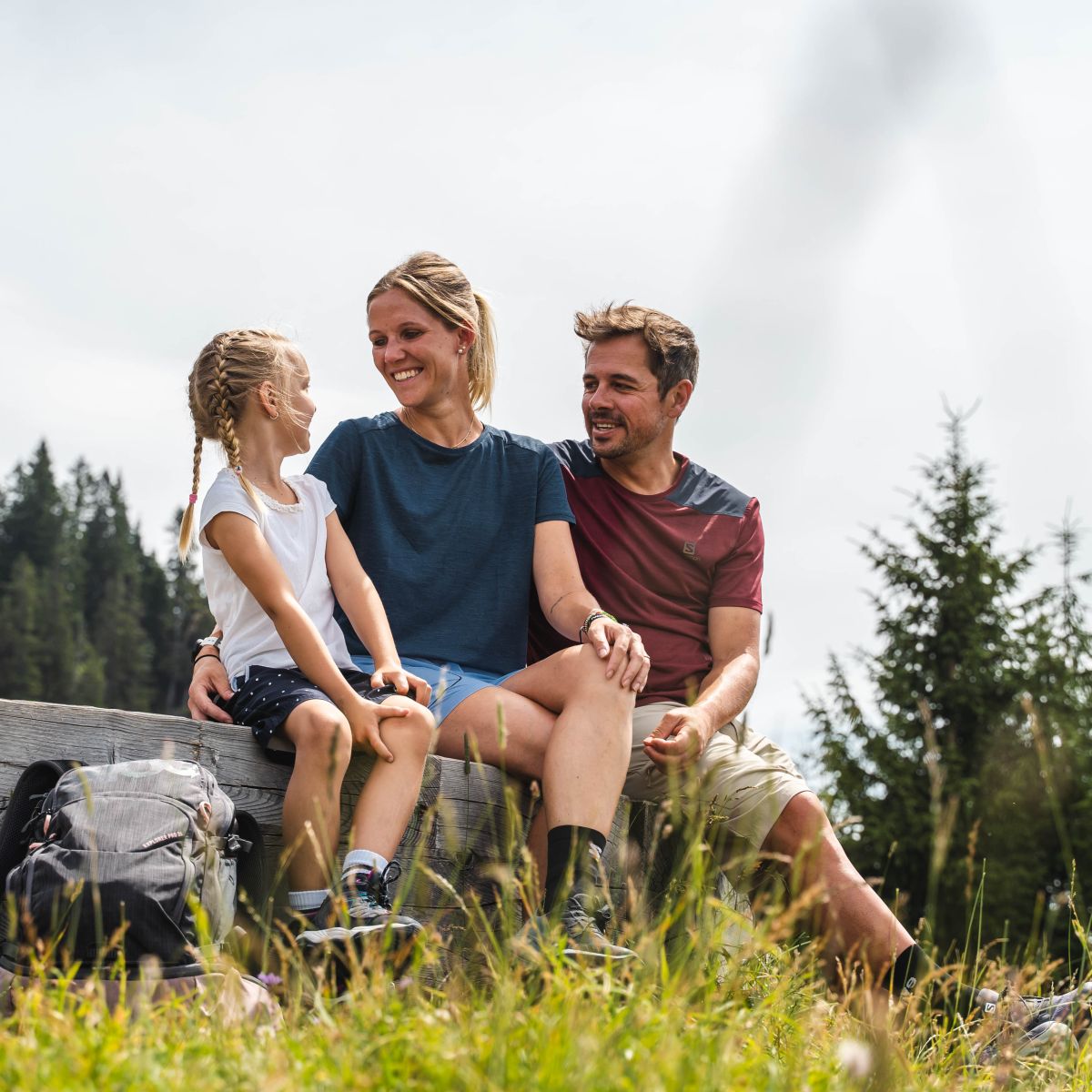 Eltern und Kind bei einer gemeinsamen Wanderpause in Saalfelden Leogang