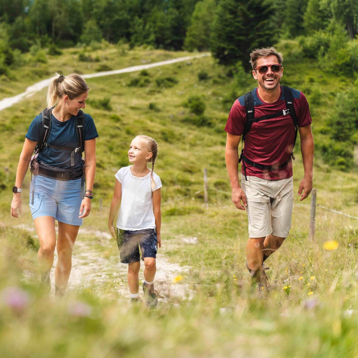 Eltern und Kind beim gemeinsamen Wandern in Leogang