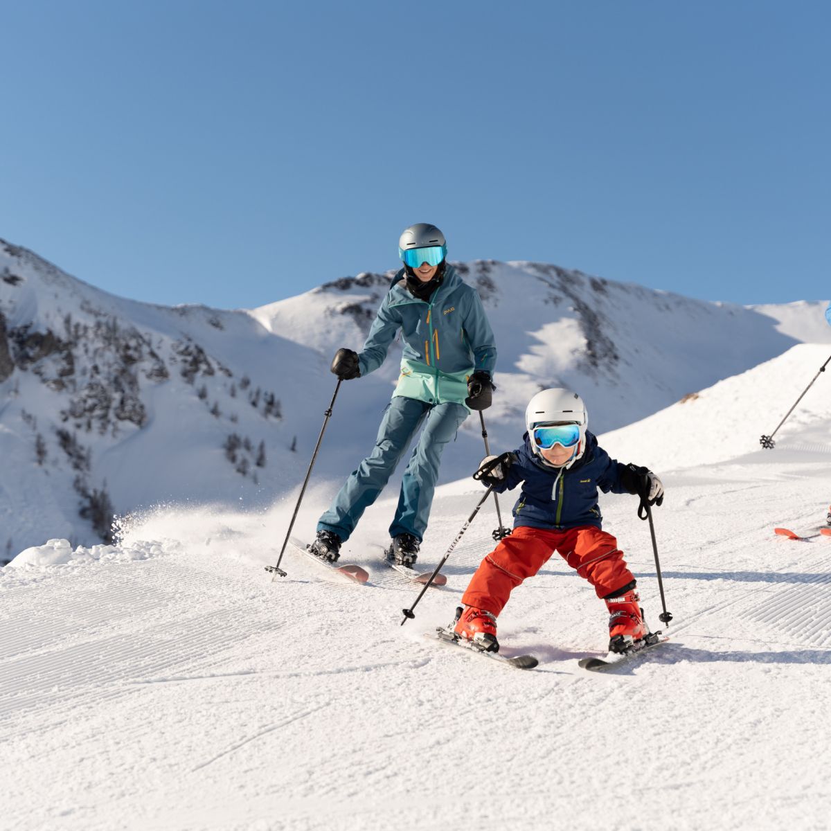 Familie beim Skiurlaub im Skicircus Leogang