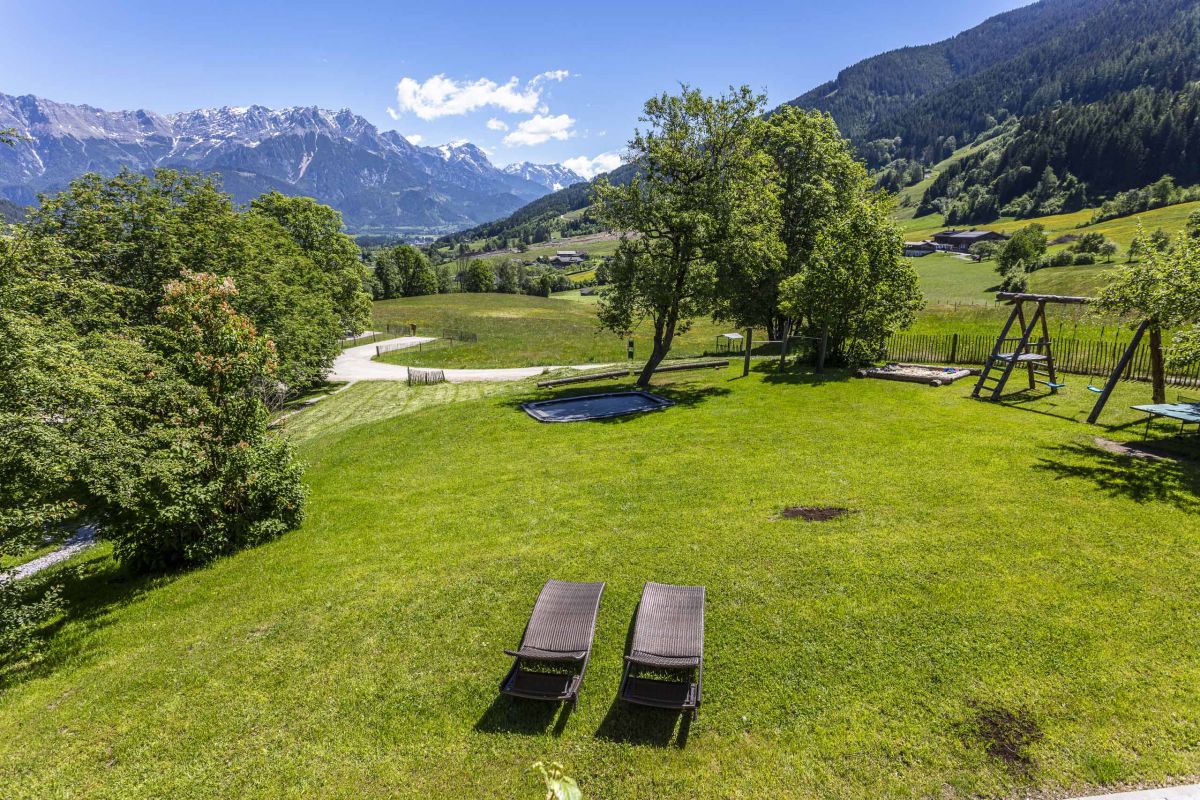 Liegewiese und Bergblick am Camperplatzl Leogang