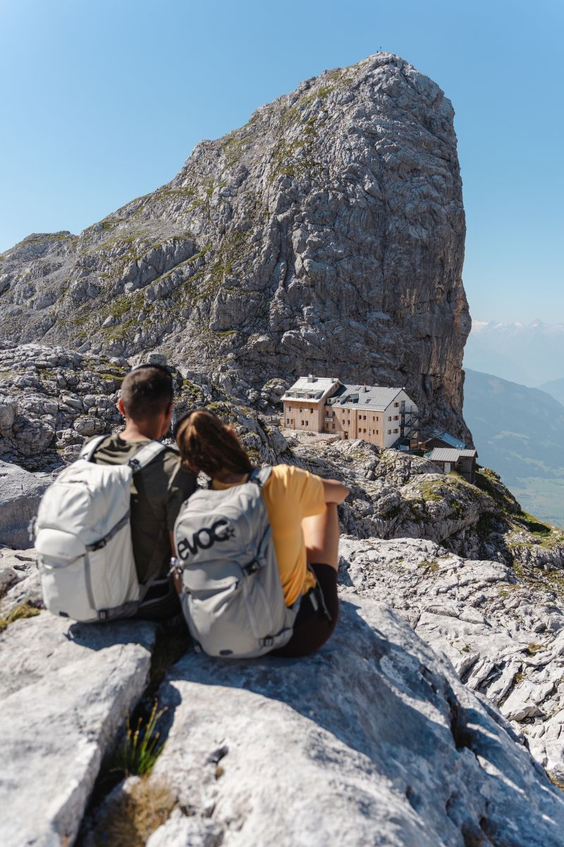Wanderpause mit Blick auf Riemannhaus und Sommerstein bei Saalfelden