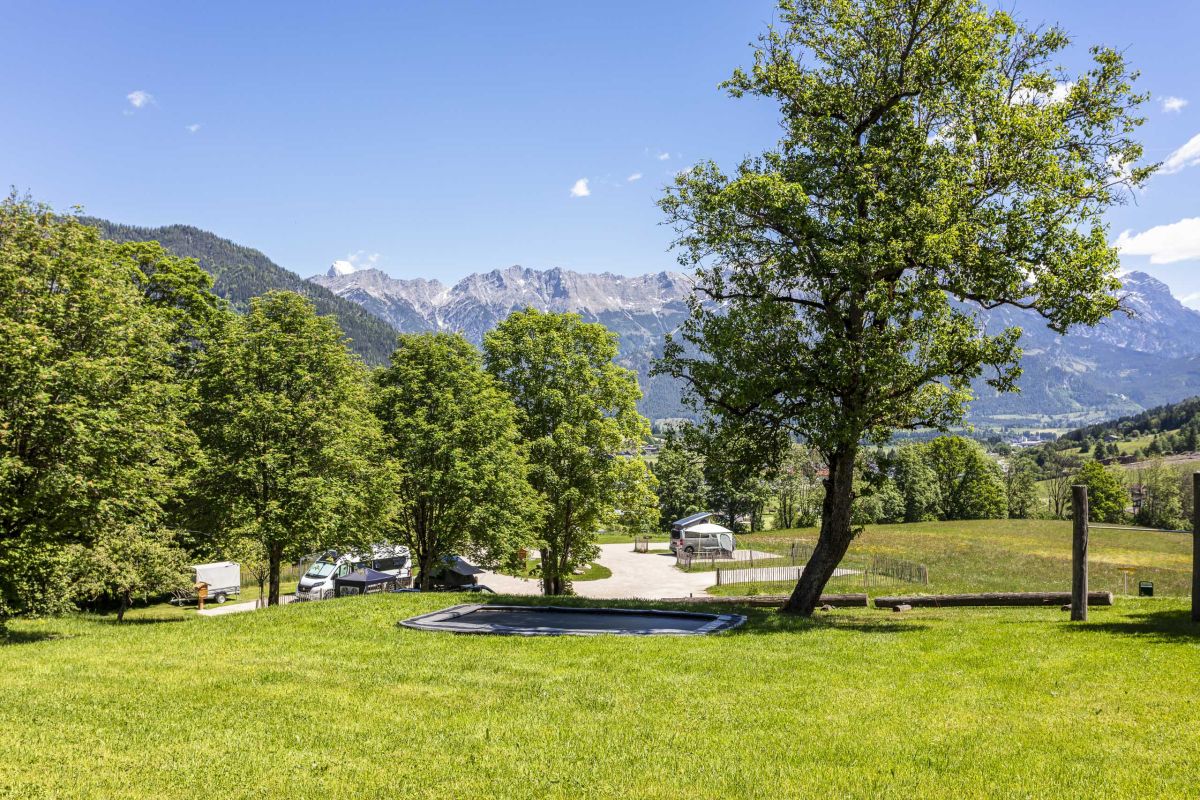 Großzügiger Wohnmobilstellplatz am Pöchtlhof in Leogang