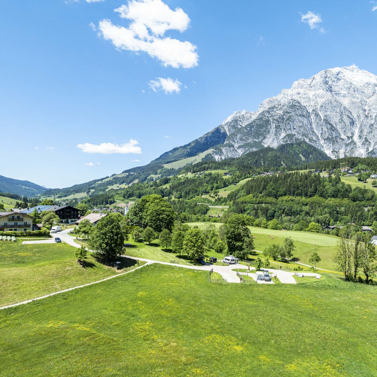 Großzügige Stellplätze am Pöchtlhof vor den Leoganger Steinbergen
