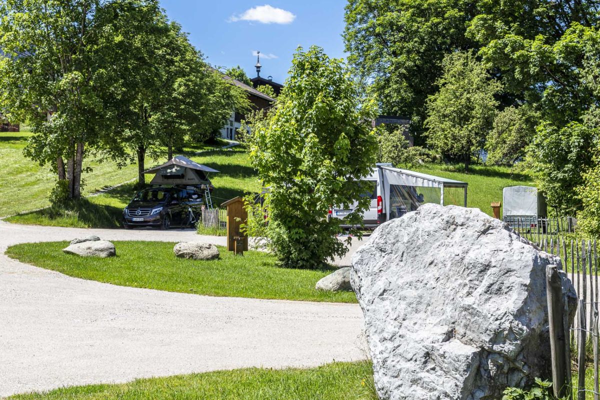 Sitzplätze vor dem Pöchtlhof