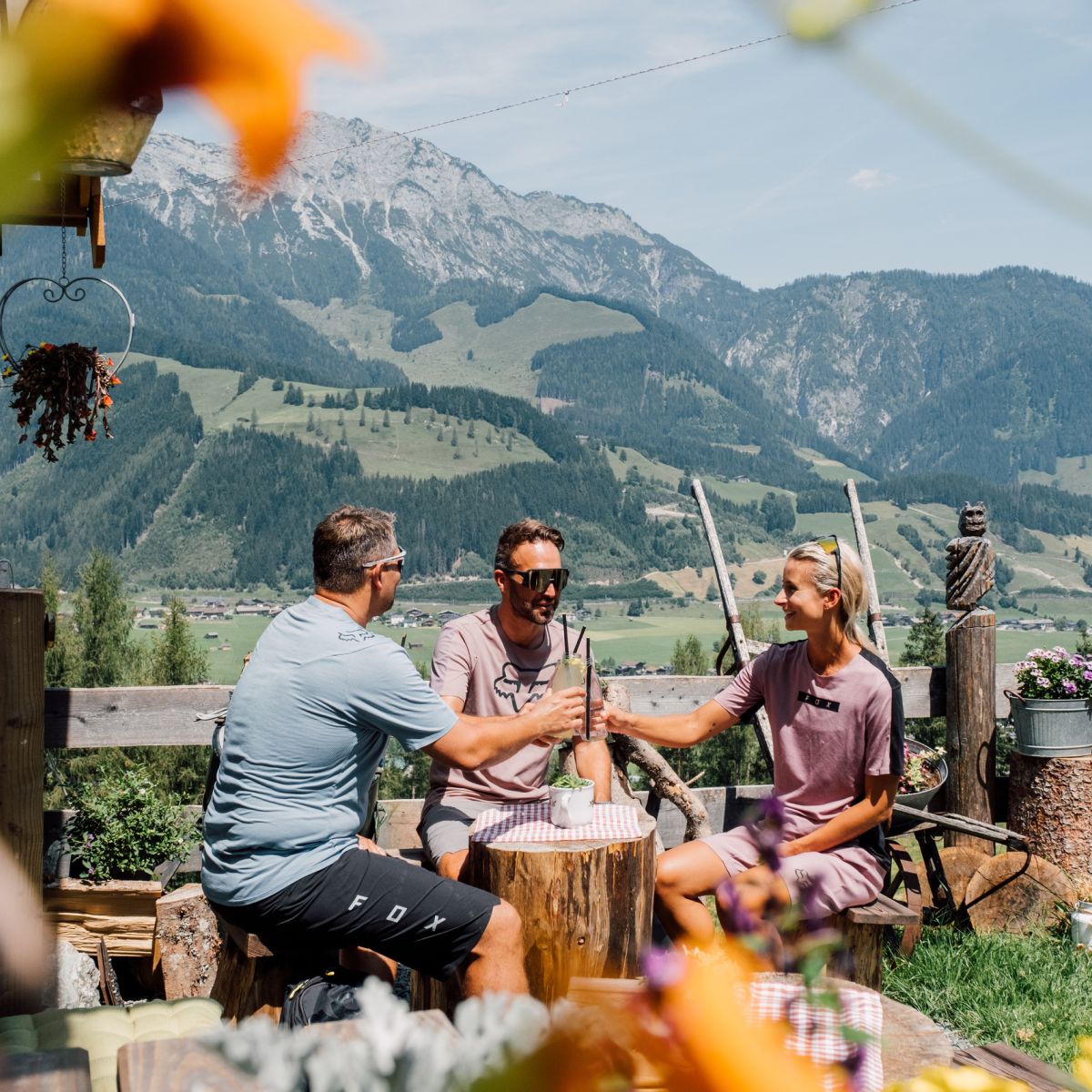 Einkehr auf einer Alm bei einer Radtour in Leogang