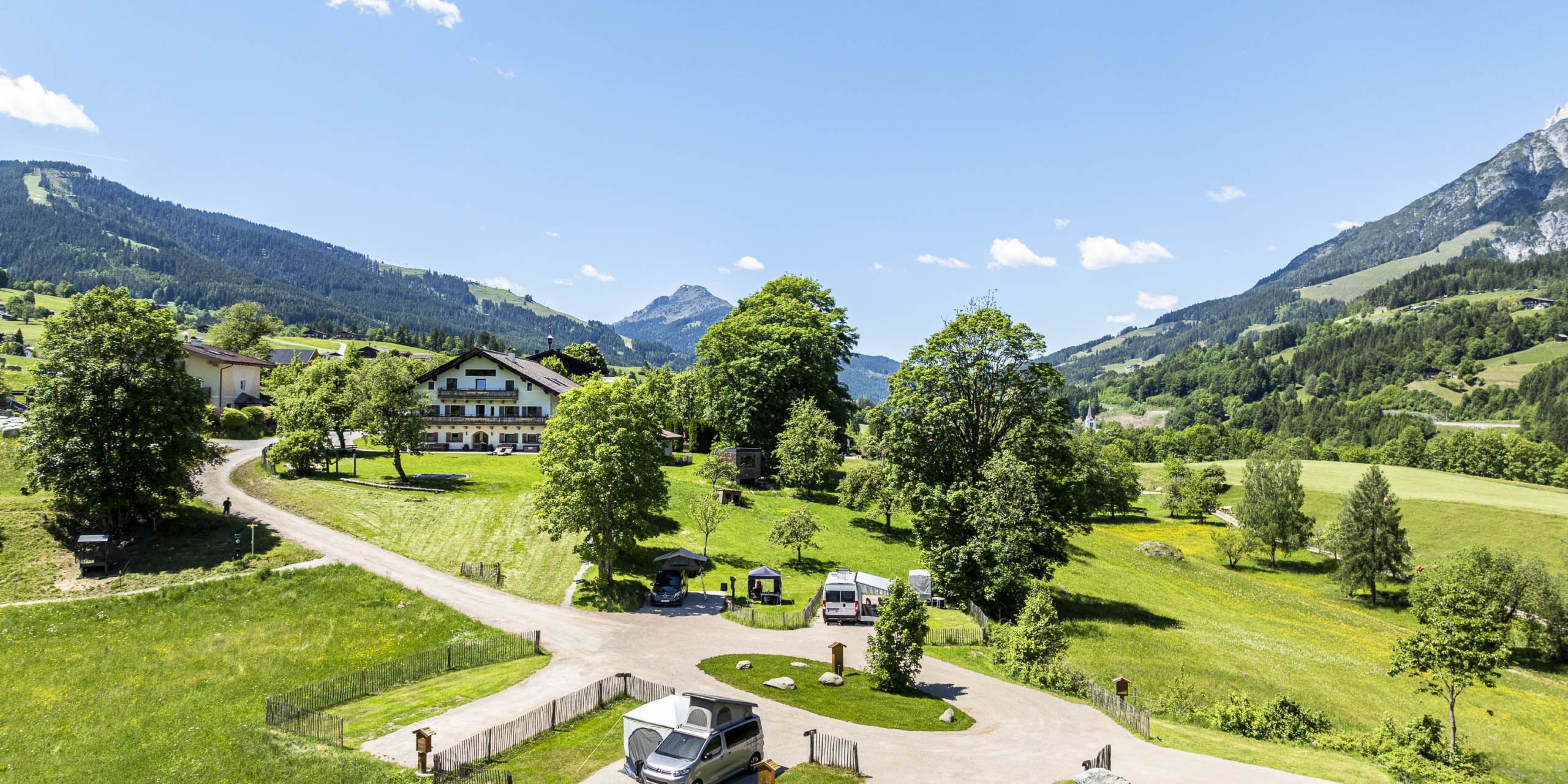 Wohnmobilstellplätze am Camperplatzl Leogang mit Bergblick