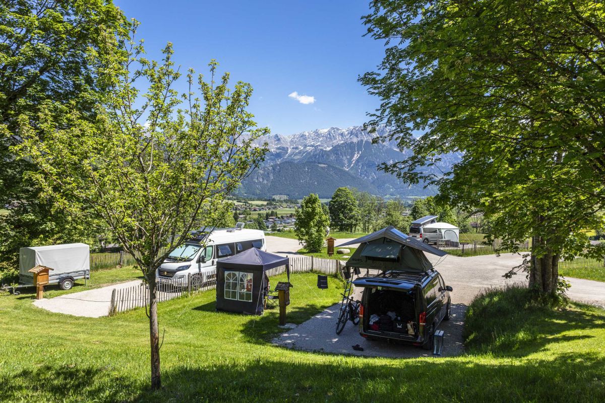 Wohnmobile auf grünen Stellplätzen am Camperplatzl Leogang