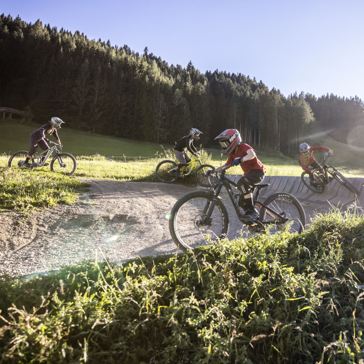 Familie beim Bike-Abenteuer im Riders Playground Leogang