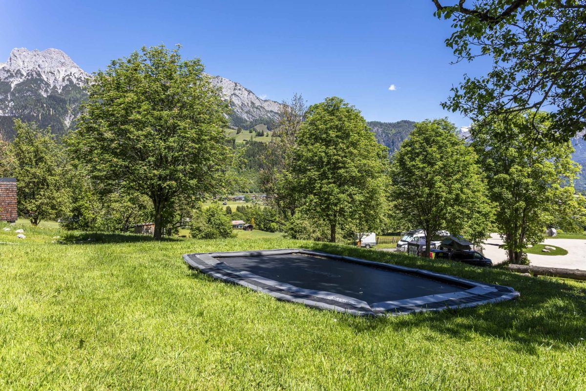 Bodentrampolin mit Blick auf die Leoganger Berge