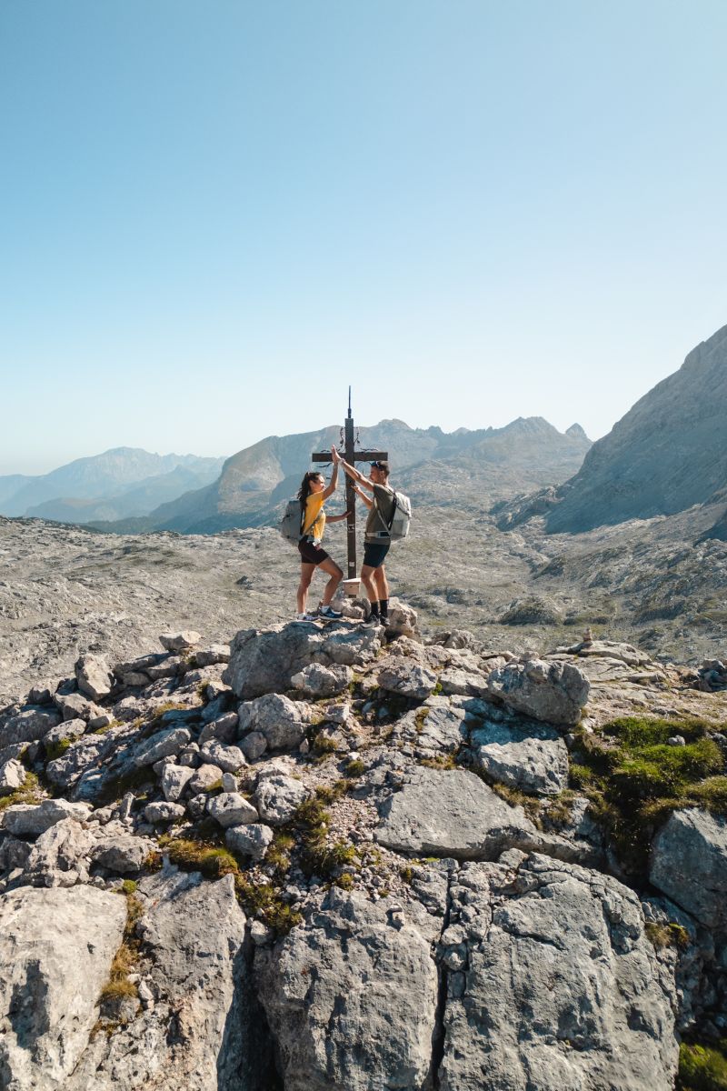 Zwei Wanderer am Gipfelkreuz des Sommersteins bei Saalfelden – Foto Michael Geißler