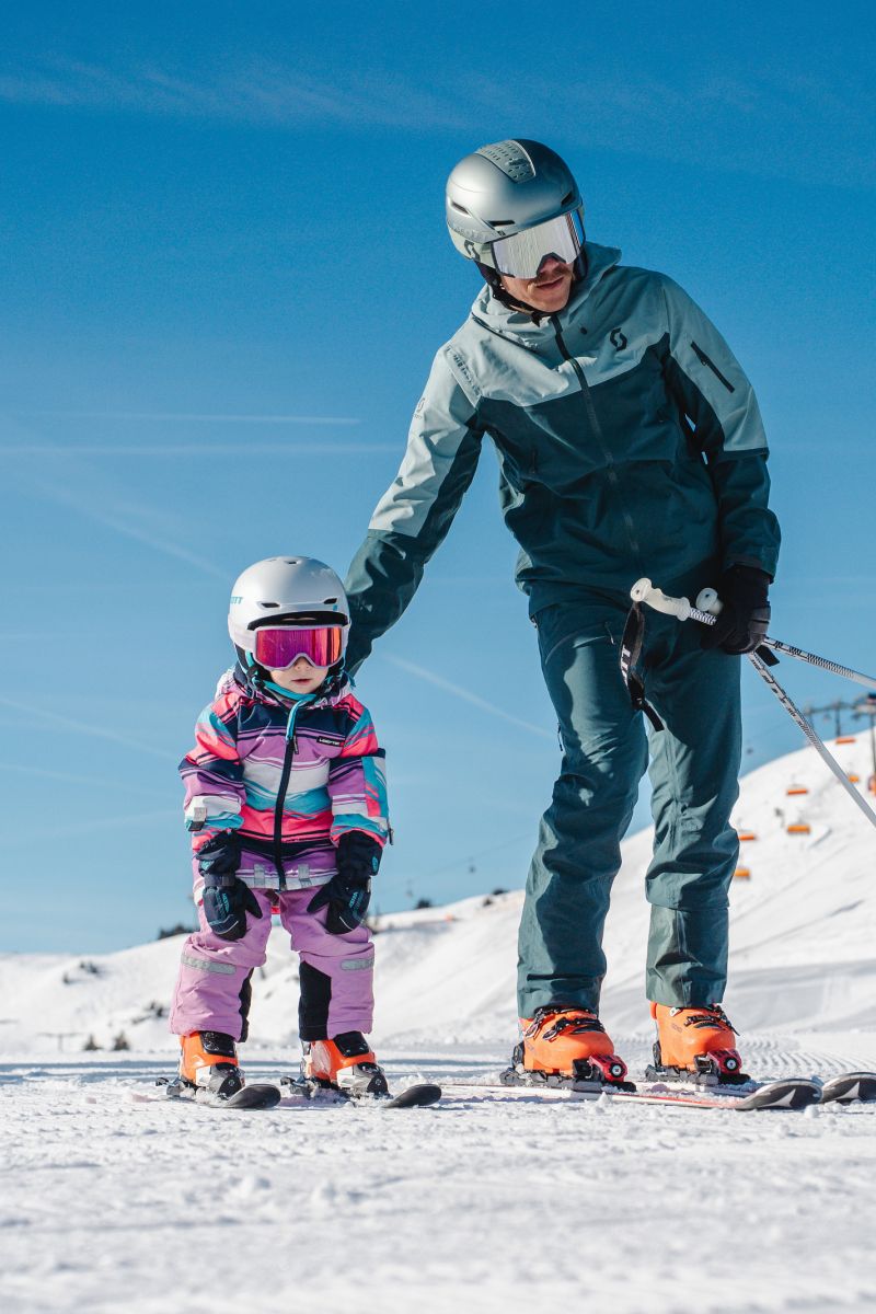 Vater und Kind beim gemeinsamen Skifahren in Leogang